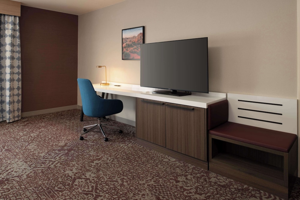 Hilton Garden Inn Fontana - photo 19