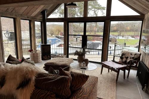 Riverside 2 Bed Cabin With Paddle Boards & Bikes — 4-Star Luxury Hotel in Bristol, United Kingdom