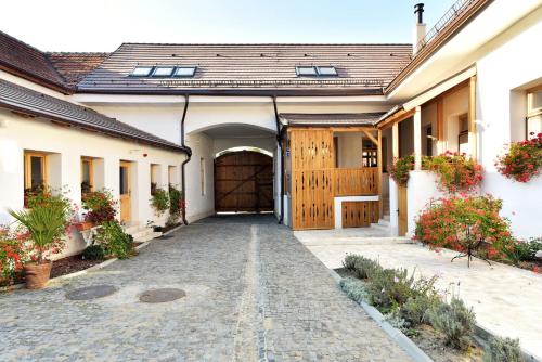 Casa Piedra — 4-Star Luxury Hotel in Cristian, Romania