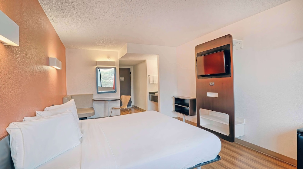 Studio 6 Suites Los Angeles CA Los Angeles LAX - photo 6