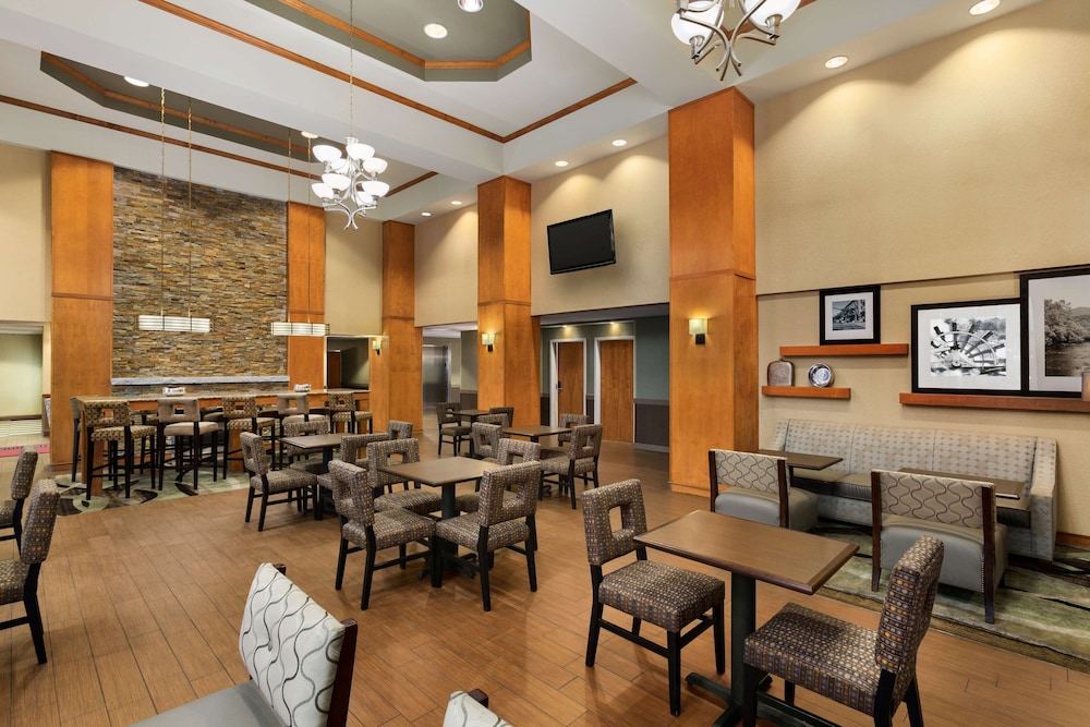 Hampton Inn & Suites Manchester Bedford - photo 4