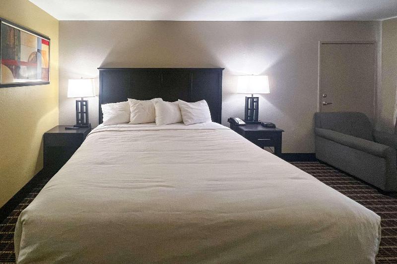 Days Inn by Wyndham Muskegon - photo 57