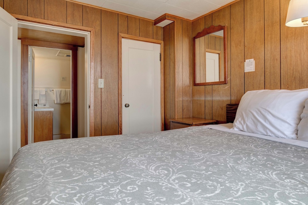 Ester Lee Oceanview Inn - photo 9