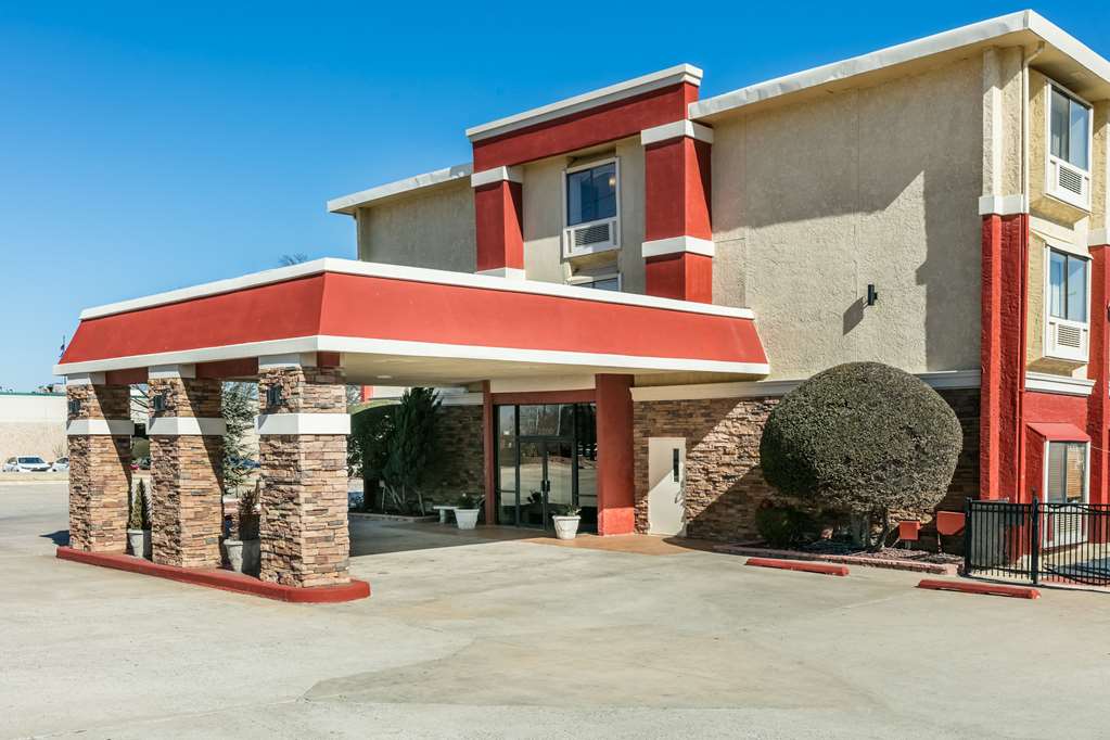Ramada by Wyndham Oklahoma City Airport North - featured photo