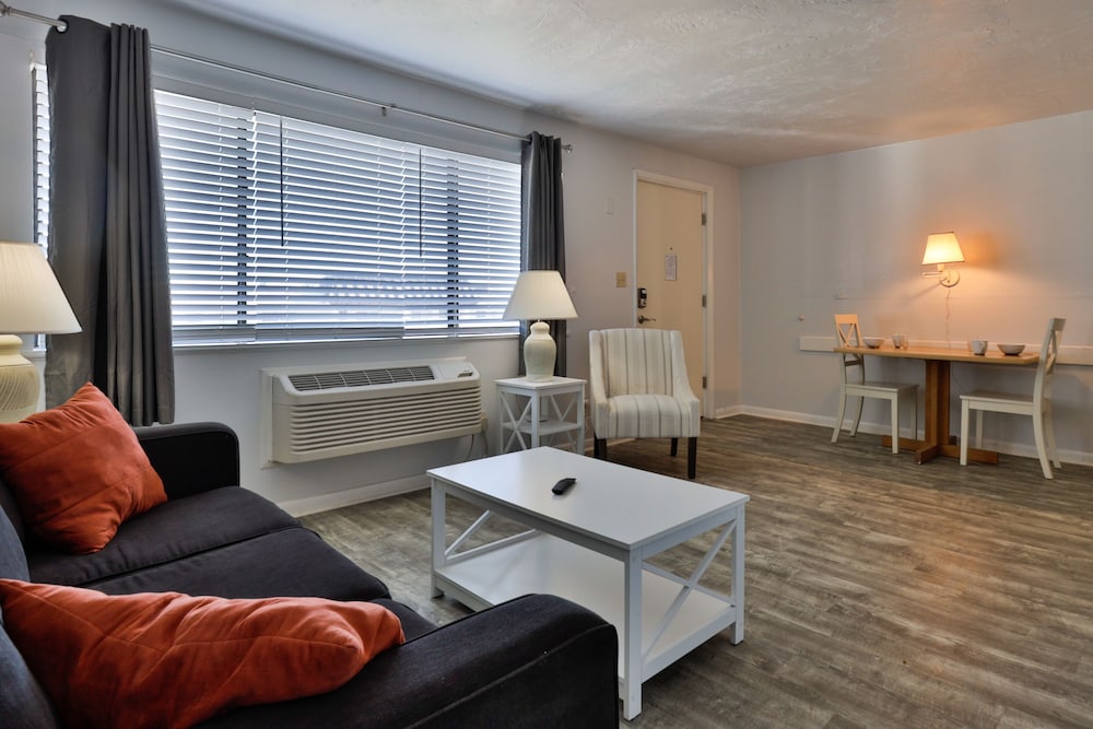 Coastal Waters Inn - photo 102