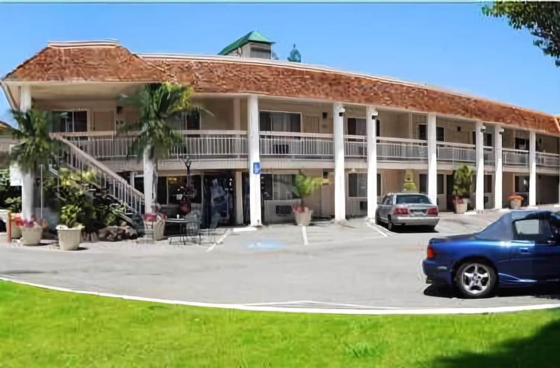Caravelle Inn Suites - photo 2