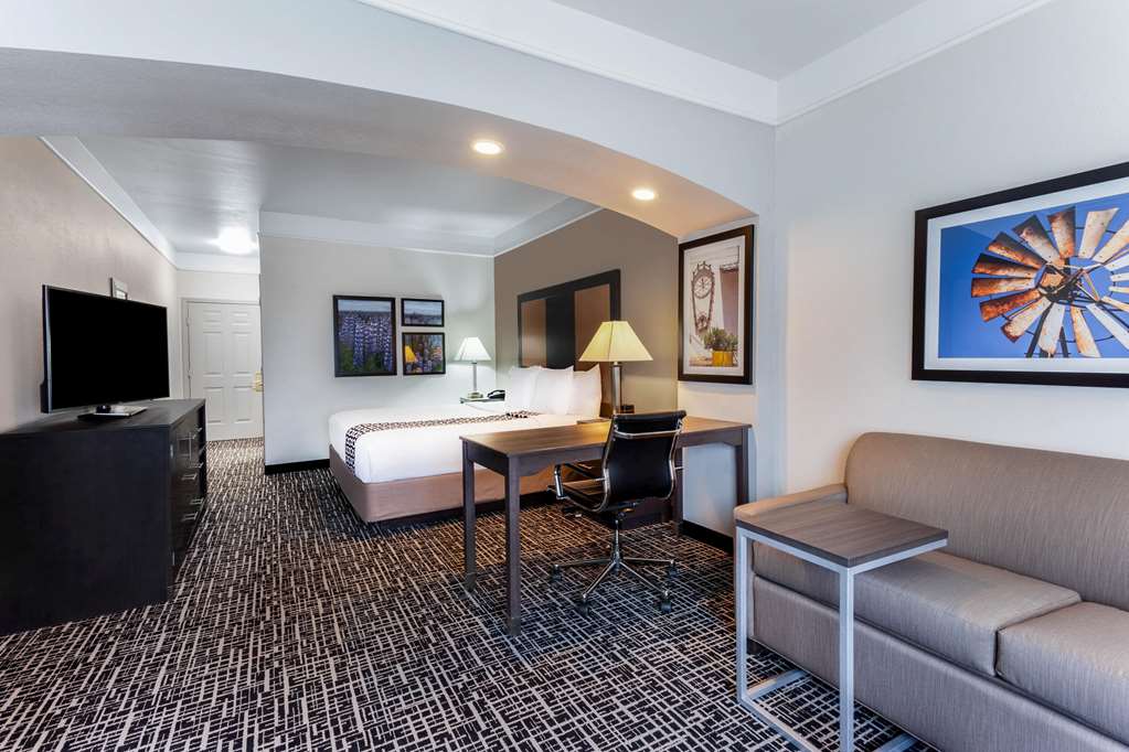 La Quinta Inn & Suites by Wyndham Seguin - photo 28