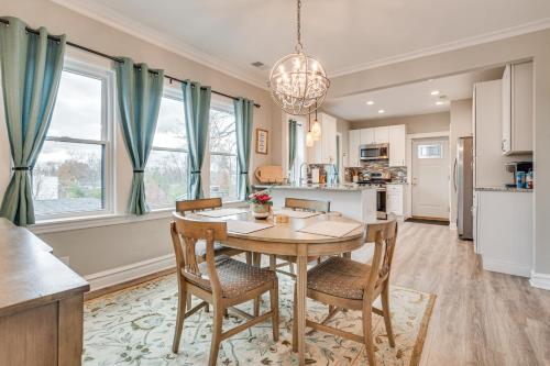 Family Apartment with Deck and Yard Near Northwestern — 4-Star Luxury Hotel in Evanston, United States