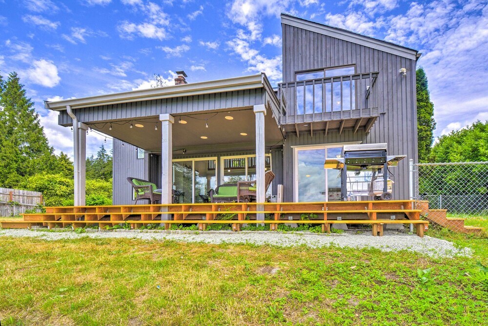 Stunning Hood Canal Getaway w Private Deck — hotel in Belfair