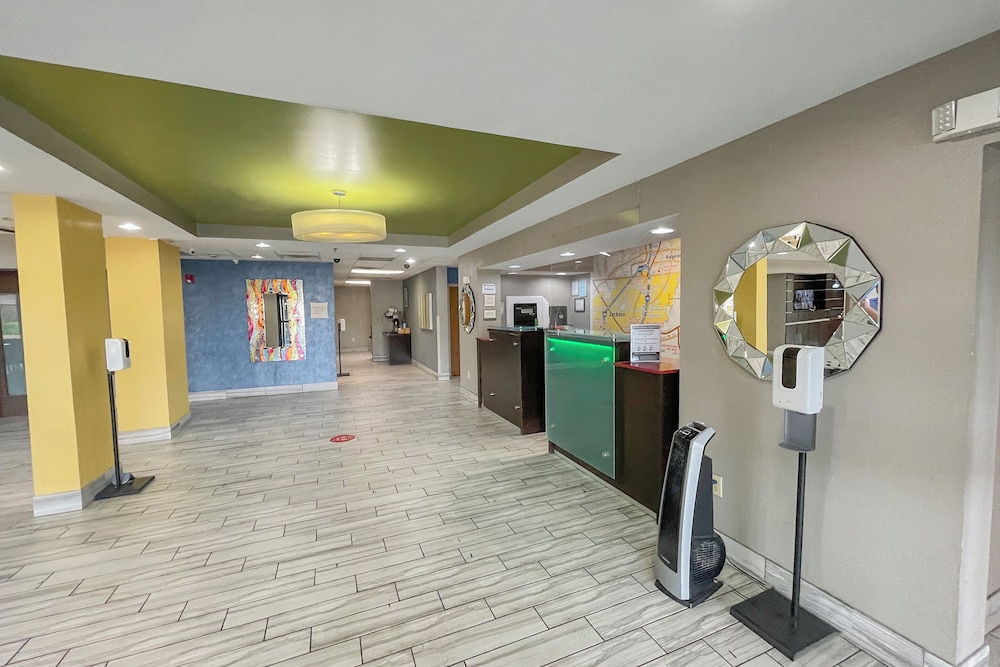 La Quinta Inn & Suites by Wyndham Jackson North - photo 2
