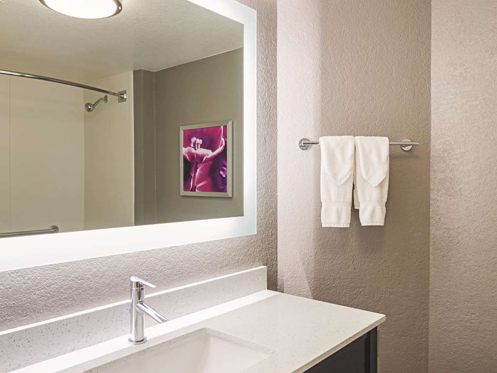 La Quinta Inn & Suites by Wyndham Denver Airport DIA - photo 24