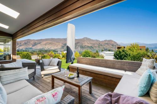 Lake Vista Retreat Wanaka Holiday Home — 4-Star Luxury Hotel in Wanaka, New Zealand