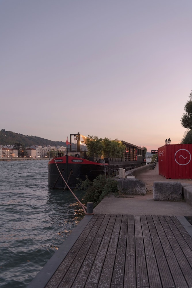 La Peniche Bed And Bicycle Vienne — hotel in Sainte-Colombe