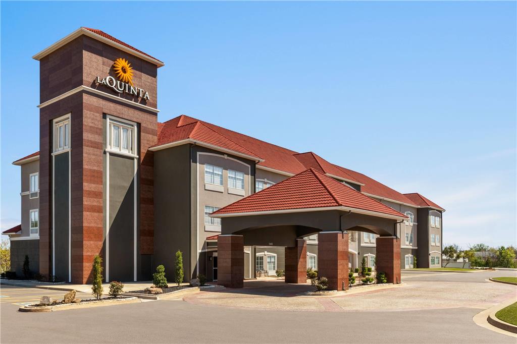 La Quinta Inn & Suites by Wyndham Shawnee - photo 4