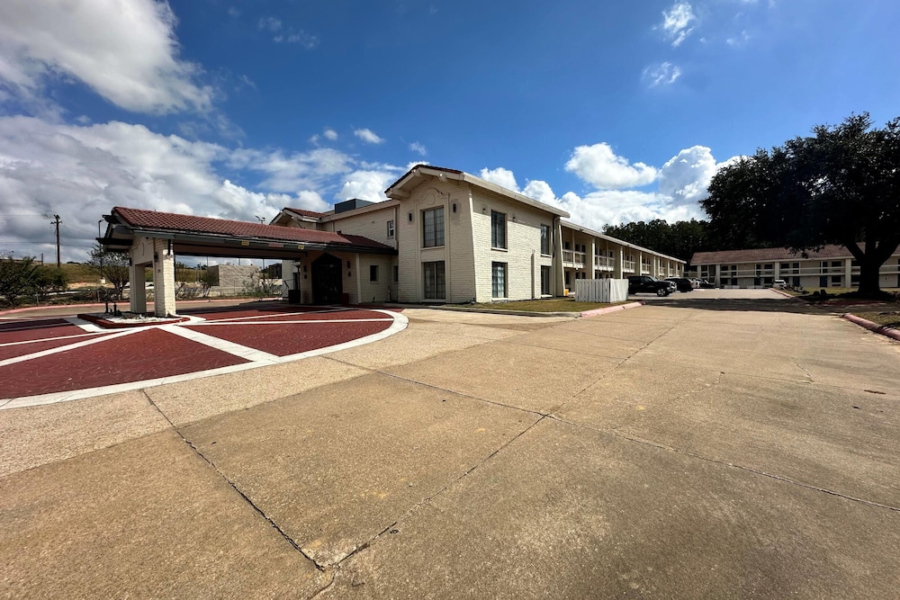 Baymont by Wyndham Nacogdoches Near University - photo 38