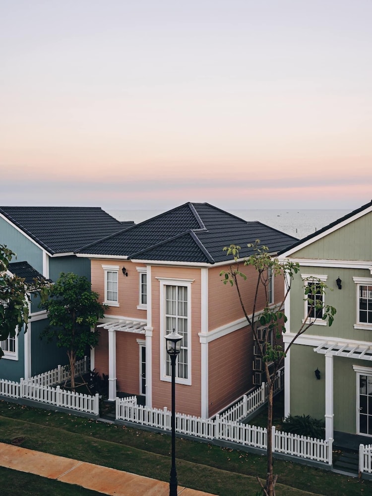 Holiday Villa Novaworld Phan Thiet — 4-Star Luxury Hotel in Phan Thiet, Vietnam