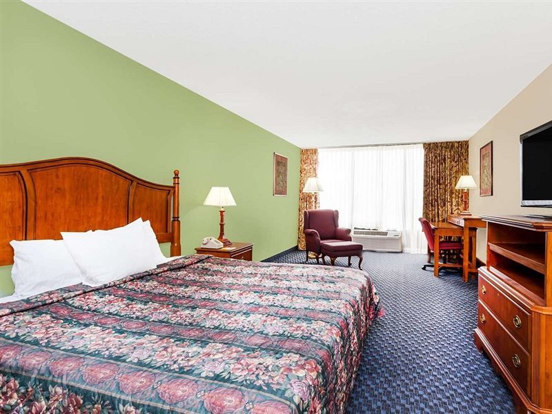 Days Inn and Suites SE Columbia Ft Jackson - photo 5