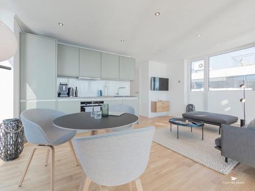 Hausboot Kielwasser FH LA 03 — 4-Star Luxury Hotel in Laboe, Germany