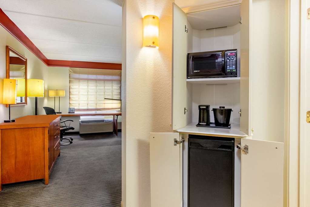 La Quinta Inn & Suites by Wyndham Raleigh Crabtree - photo 15