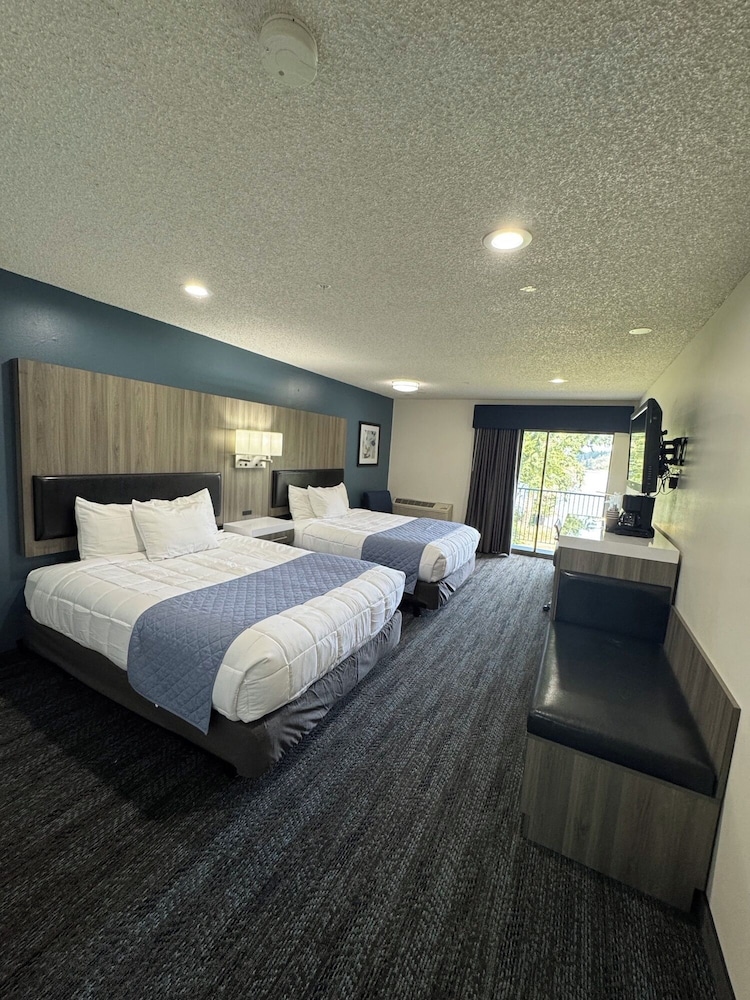 Oyster Bay Inn & Suites - photo 11