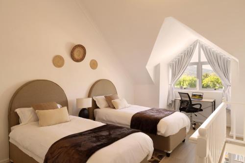 Four Peaks Duplex 4 Sleeper with Mountain Views Balcony and Pool in Hout Bay Beachfront