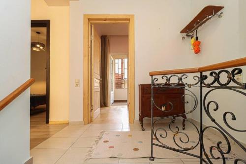 Vintage 2BR Apartment Managed By Wehost