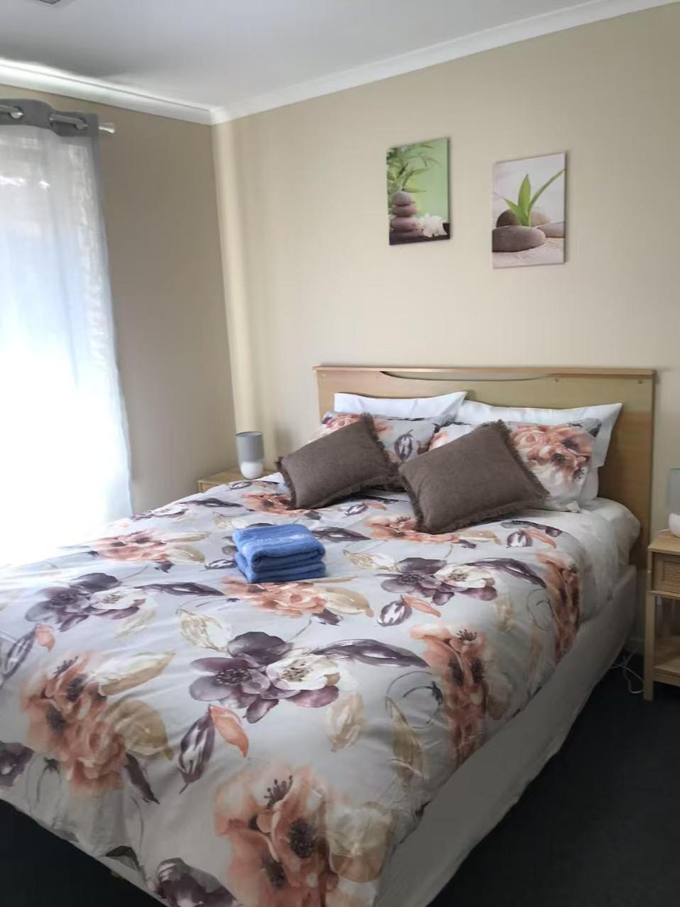 5 Bedroom 2 Bath Stylish Retreat Near Beach And Wineries in Christie Downs Newly Upgraded Google TV with Neflix Chromecast Apple Tv Amazon Prime Video — 4-Star Luxury Hotel in Christies Beach, Australia