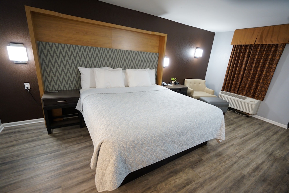 Columbus Inn and Suites - photo 13