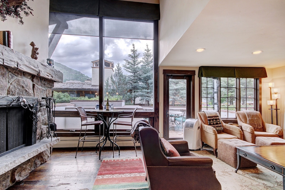 Rustic Mountain View 2Bedroom Condo Lodge at Vail by RedAwning — 4-Star Luxury Hotel in Vail, United States