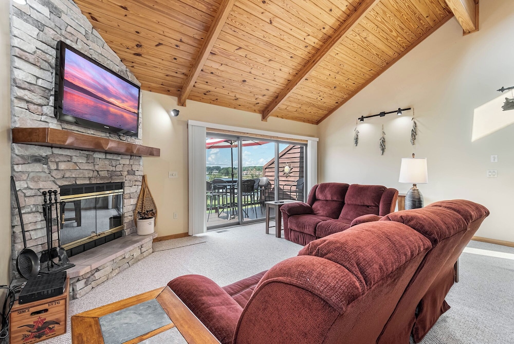Sunset Chalet — 4-Star Luxury Hotel in Mchenry, United States