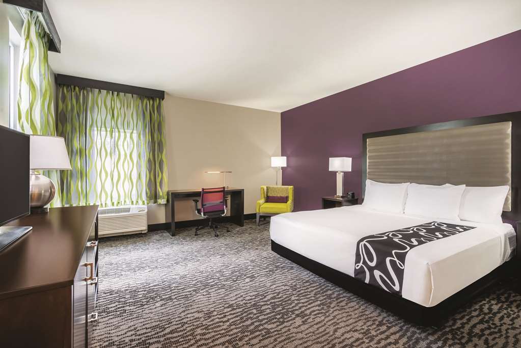 La Quinta Inn & Suites by Wyndham Clifton Park Saratoga Area - photo 17