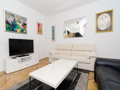 Apartment Iva 31 Two Bedroom Apartment with Balcony and City View