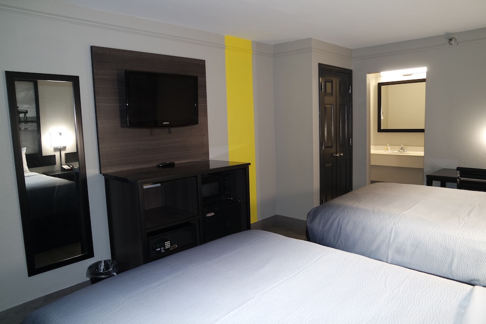 Super 8 by Wyndham Savannah - photo 17