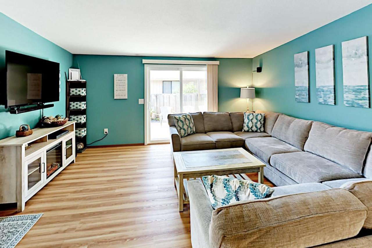 Azure Waves — 4-Star Luxury Hotel in Seaside, United States
