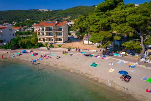 Apartments Villa Alba — 4-Star Luxury Hotel in Banjol, Croatia