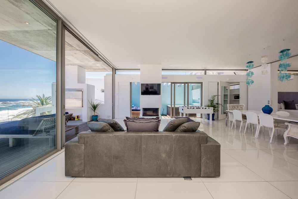 15 Views Penthouse One Bedroom Apartment Sleeps 2 Cape Town — 4-Star Luxury Hotel in Cape Town, South Africa