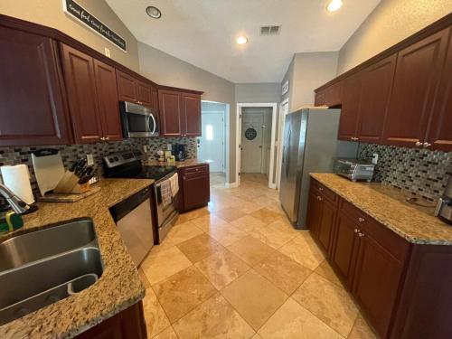 Modern 3BR Home Saltwater Pool Fenced Yard — 4-Star Luxury Hotel in Spring Hill, United States