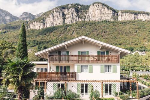 Pomella's Guesthouse — 4-Star Luxury Hotel in Cortaccia Sulla Strada Del Vino, Italy