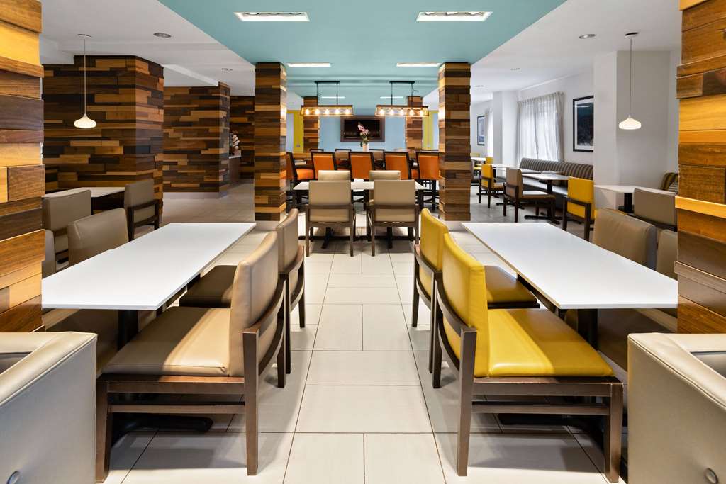 La Quinta Inn & Suites by Wyndham Atlanta Airport North - photo 10