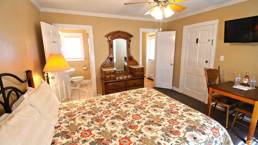 Peach Tree Inn & Suites - photo 10