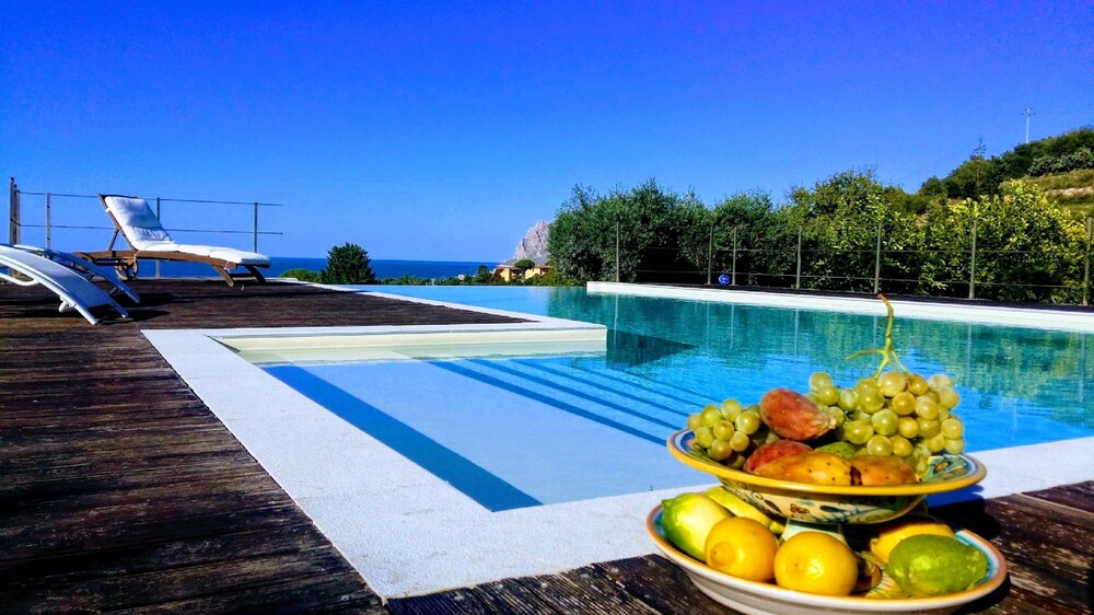 Villa Maria una finestra sul mare — 4-Star Luxury Hotel in Valderice, Italy