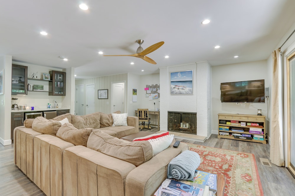 1 Mi To Harbour Town Sea Pines Resort Home in Hilton Head Island, United States