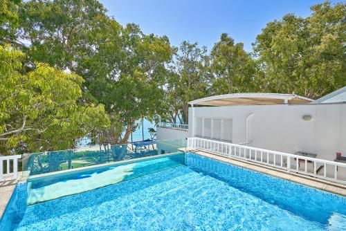 Oceanfront Penthouse Apartment Beach Club Palm Cove — 4-Star Luxury Hotel in Palm Cove, Australia