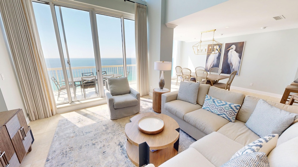 Silver Beach Towers 1905E is a Gulf Front 3 BR Penthouse Free Beach Service by RedAwning — hotel in Destin