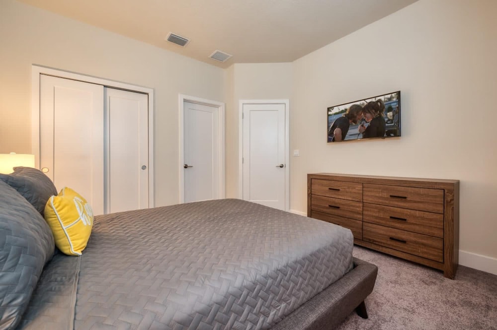 Spacious New Modern Retreat - photo 12