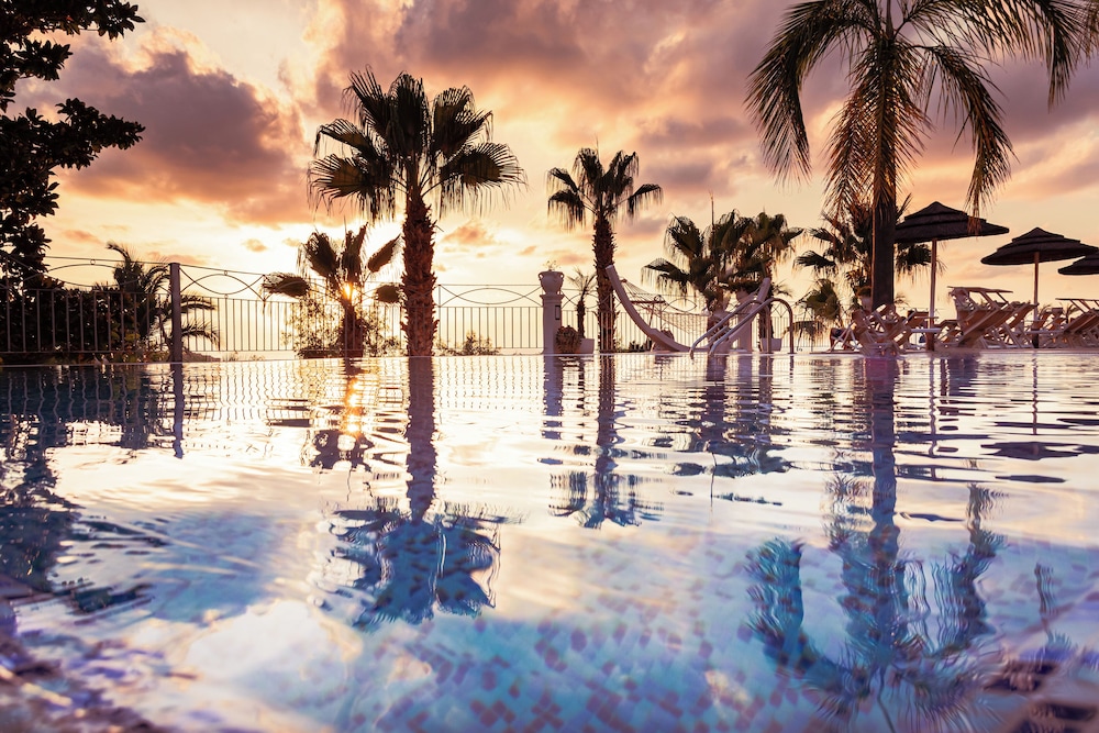 Residence Porto Ulisse — 4-Star Luxury Hotel in Parghelia, Italy