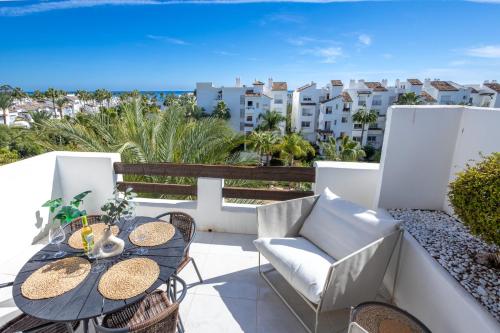 Top floor spacious apartment with sea views in Costalita — 4-Star Luxury Hotel in Estepona, Spain