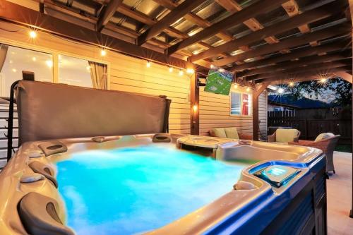 8 mi Lackland AFB BMT HotTub Game Room Bocce Ball in San Antonio, United States