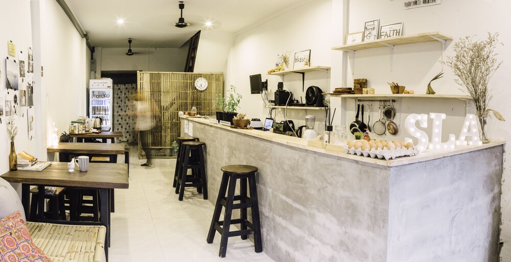 S L A bar n'bed Hostel
