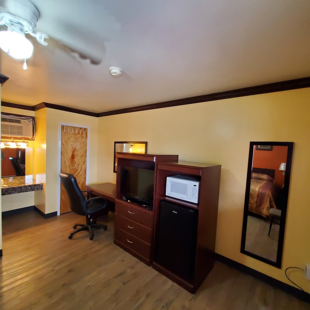 Vanguard Motel - photo 2